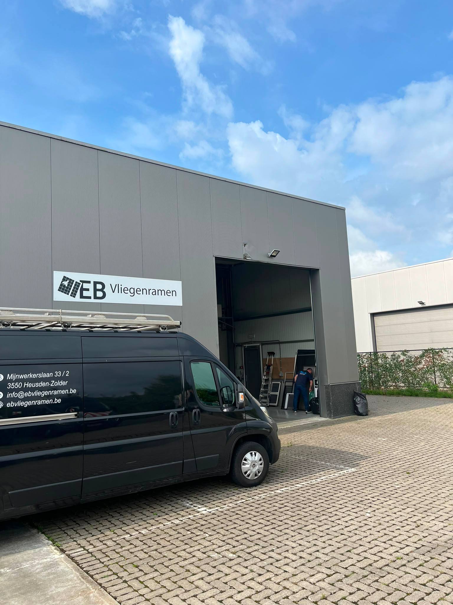 Ons atelier op maat gemaakt en geplaatst door E&B Vliegenramen