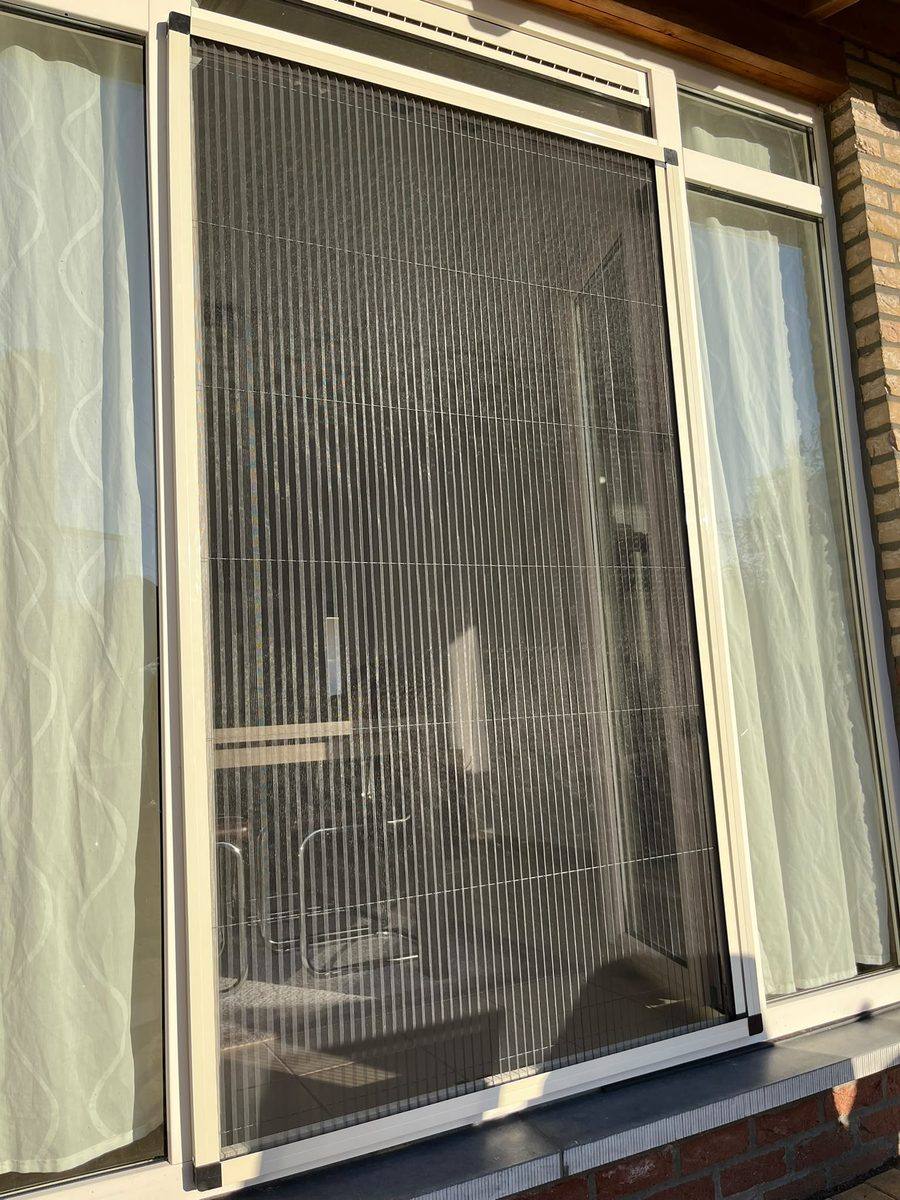 Plissé (vouw) vliegendeuren op maat gemaakt en geplaatst door E&B Vliegenramen