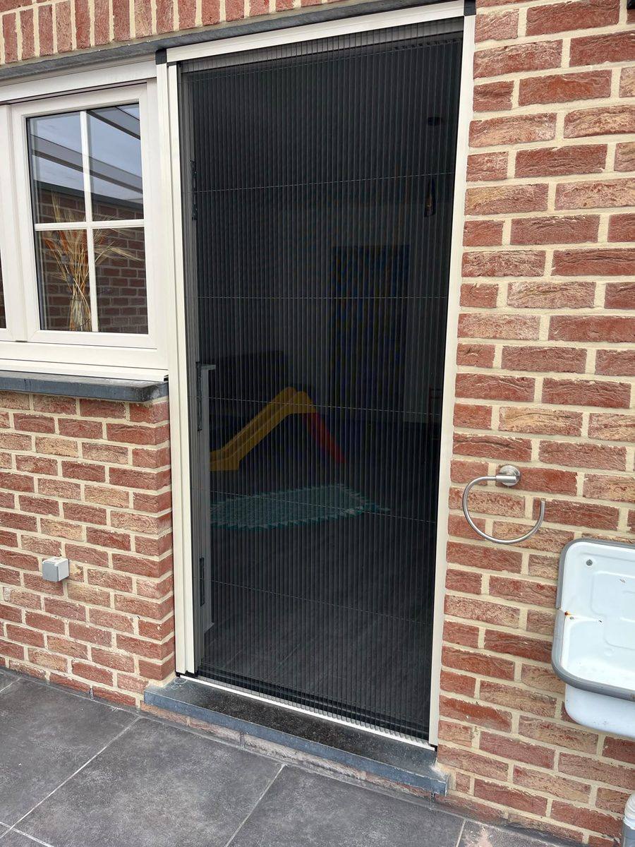Plissé (vouw) vliegendeuren op maat gemaakt en geplaatst door E&B Vliegenramen