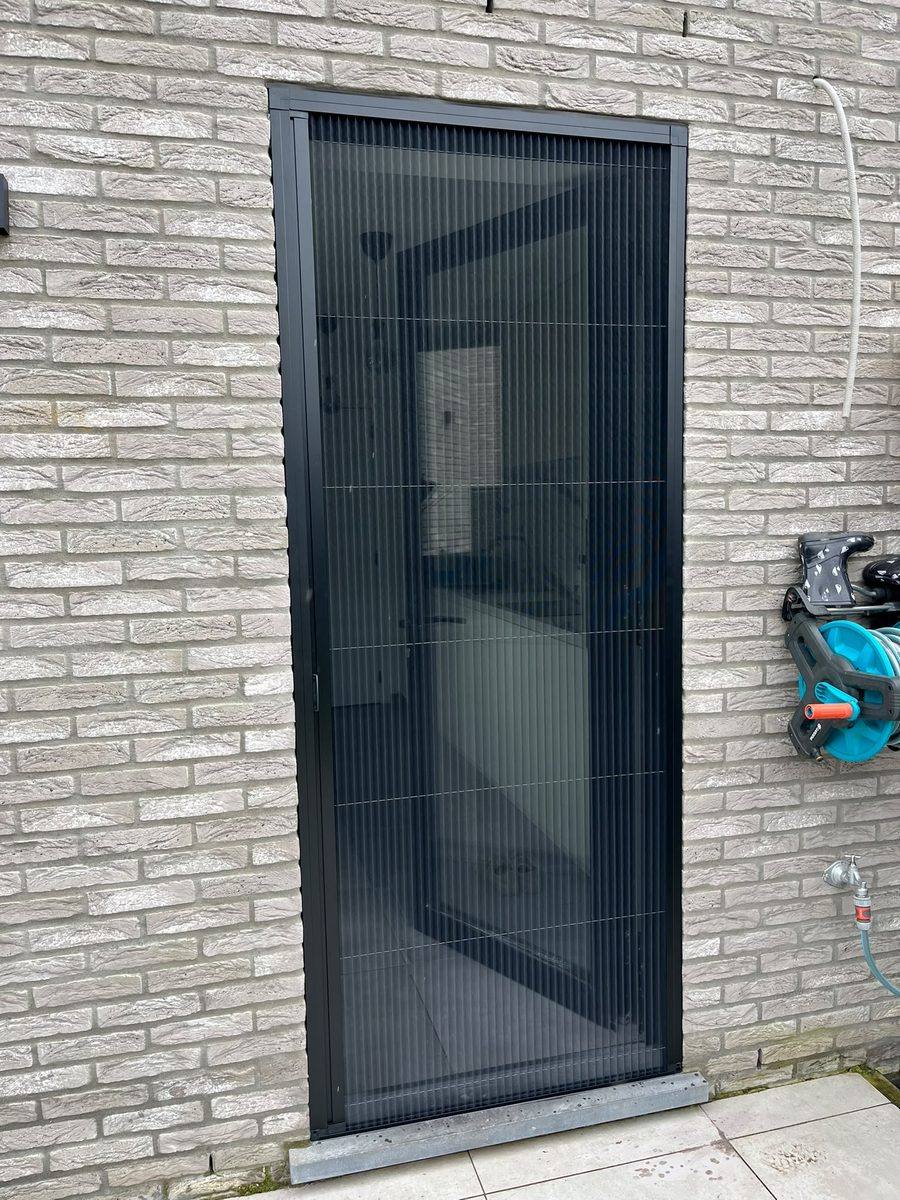 Plissé (vouw) vliegendeuren op maat gemaakt en geplaatst door E&B Vliegenramen