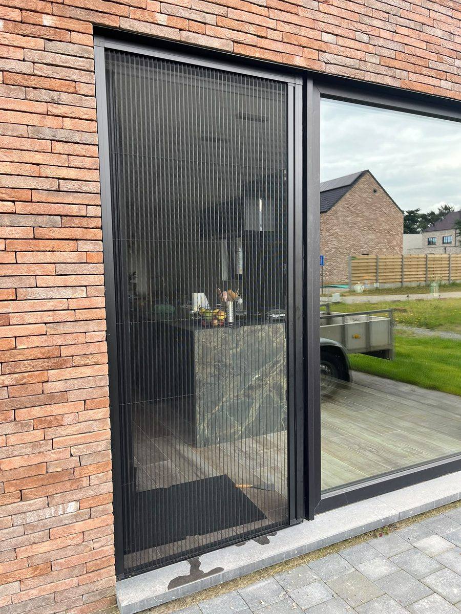 Plissé (vouw) vliegendeuren op maat gemaakt en geplaatst door E&B Vliegenramen