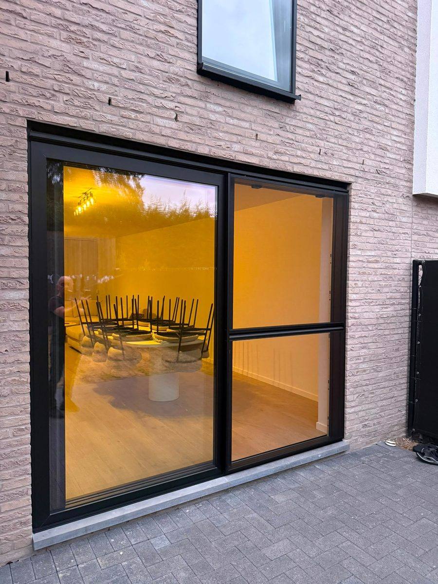 Schuifvliegenramen op maat gemaakt en geplaatst door E&B Vliegenramen