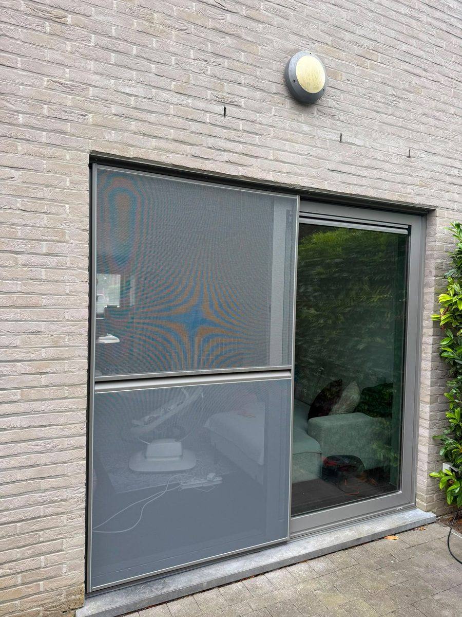 Schuifvliegenramen op maat gemaakt en geplaatst door E&B Vliegenramen