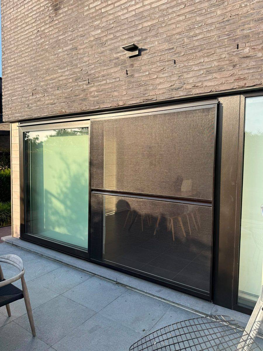Schuifvliegenramen op maat gemaakt en geplaatst door E&B Vliegenramen