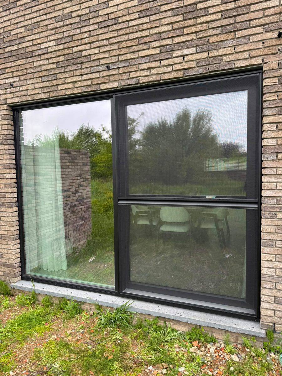 Schuifvliegenramen op maat gemaakt en geplaatst door E&B Vliegenramen