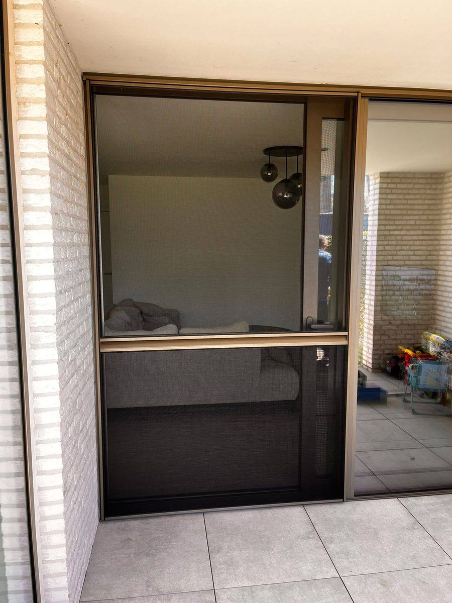 Schuifvliegenramen op maat gemaakt en geplaatst door E&B Vliegenramen