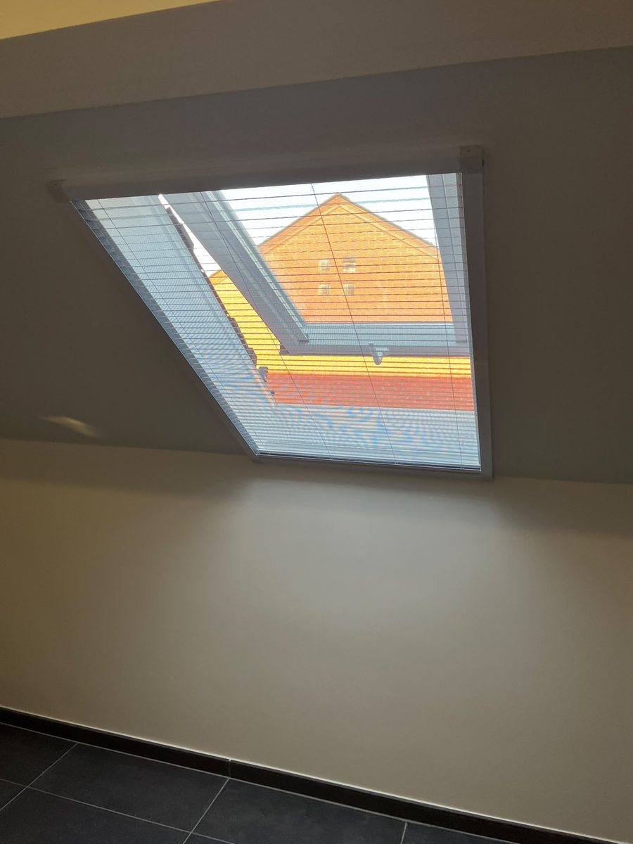 Velux vliegenramen op maat gemaakt en geplaatst door E&B Vliegenramen