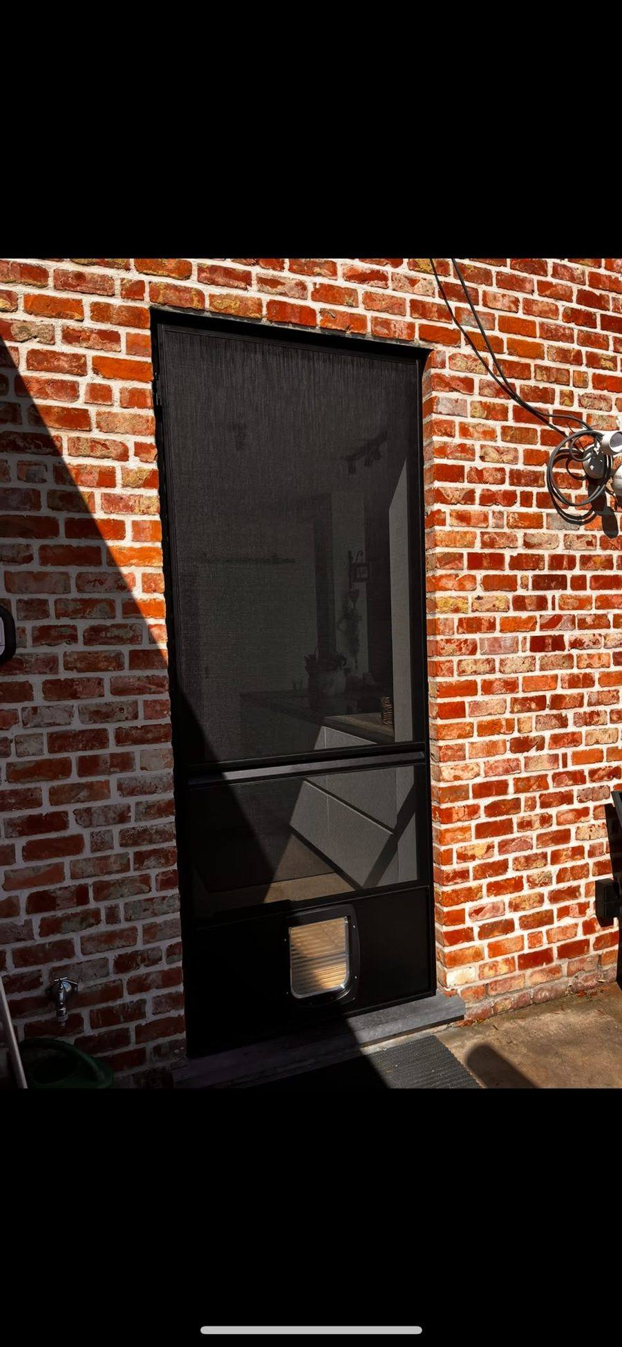 Vliegendeuren op maat gemaakt en geplaatst door E&B Vliegenramen