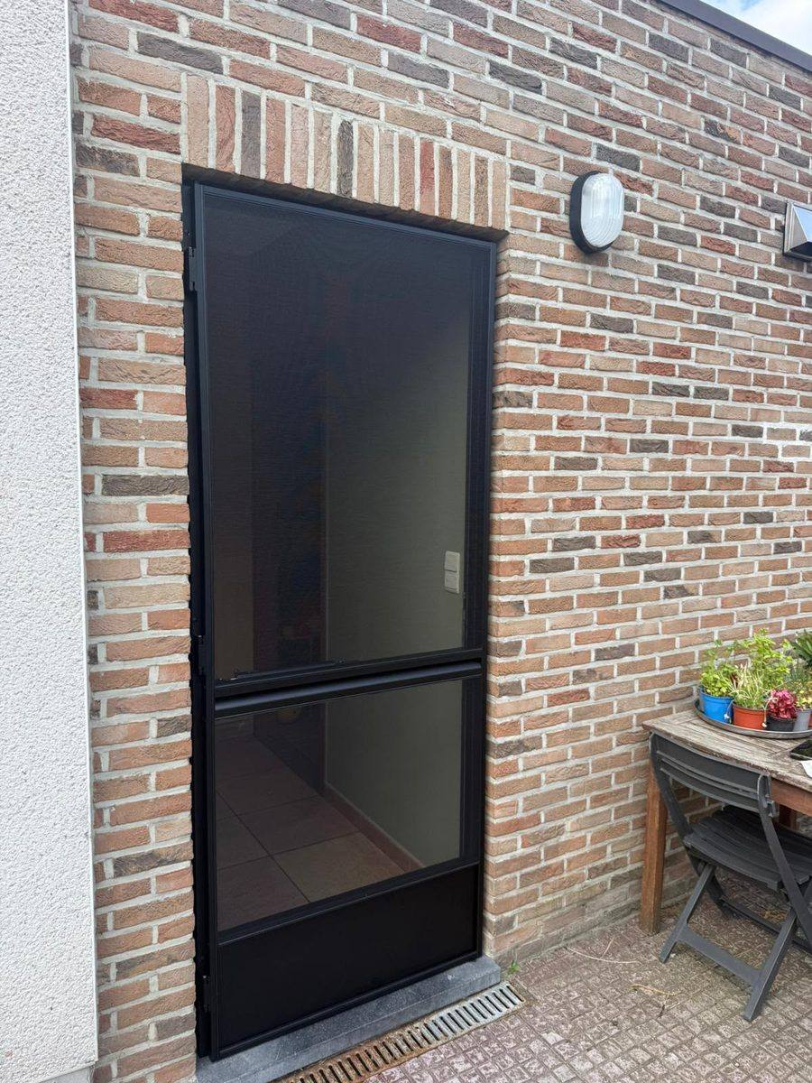 Vliegendeuren op maat gemaakt en geplaatst door E&B Vliegenramen