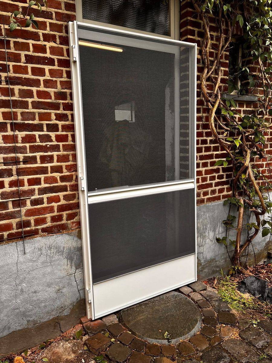 Vliegendeuren op maat gemaakt en geplaatst door E&B Vliegenramen