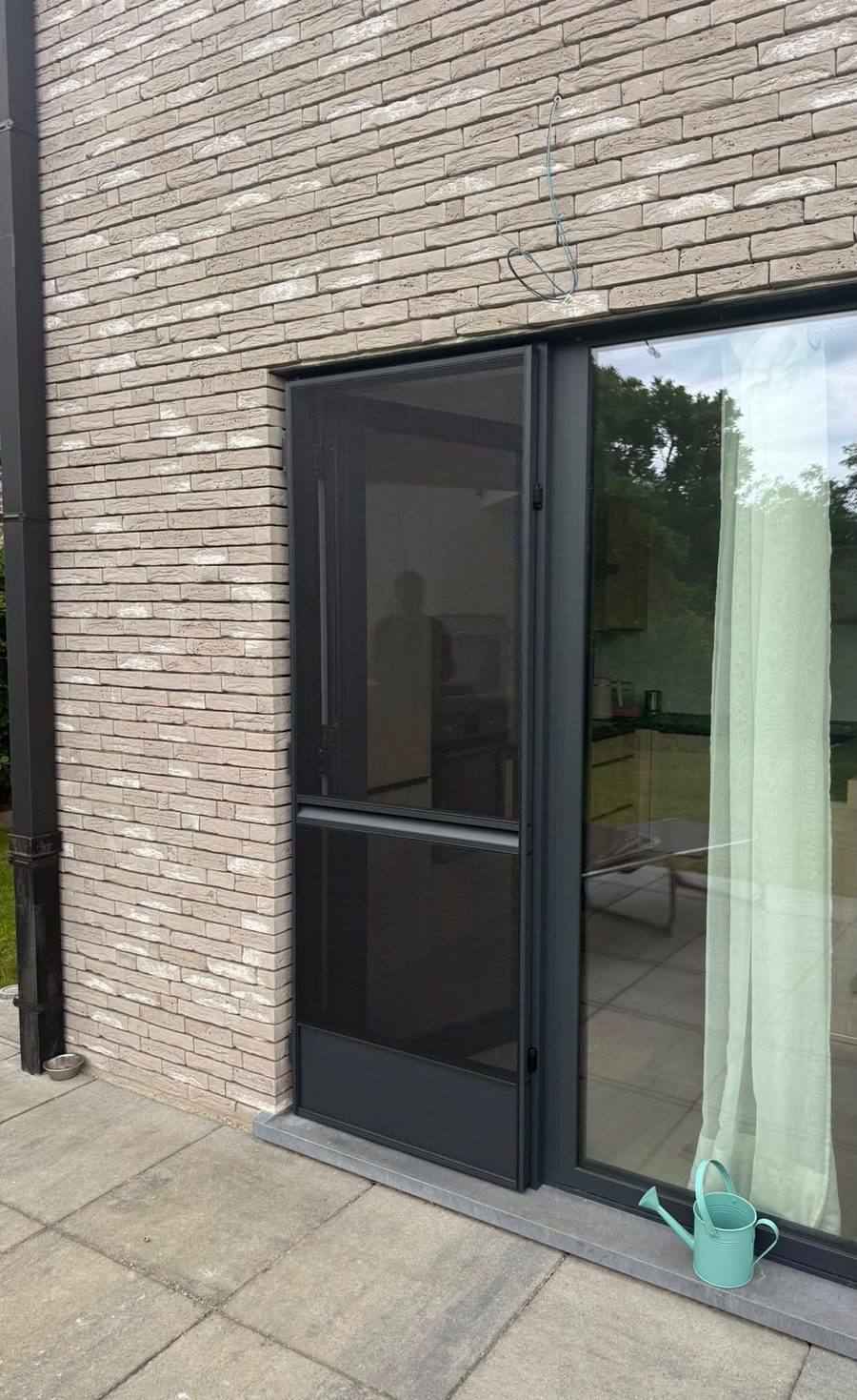 Vliegendeuren op maat gemaakt en geplaatst door E&B Vliegenramen