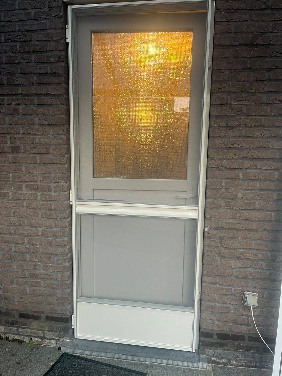 Vliegendeuren op maat gemaakt en geplaatst door E&B Vliegenramen